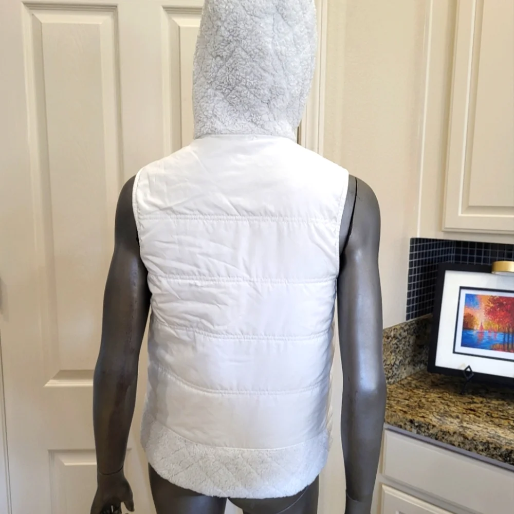 B15. Patagonia Women's Reversible White Hooded Vest - Size Small - Picture 6 of 11